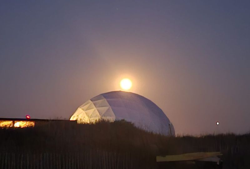 projection de film dans le dome sur la plage de ramatuelle